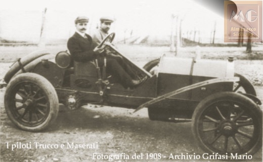 i Piloti Trucco e Maserati in via Monte Rosa a Milano fotografia del 1908 - inserita il 6/1/03