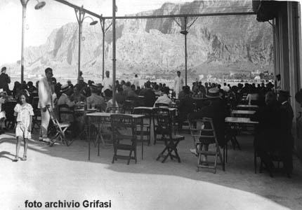 Terrazza del Caff all'esterno dello Stabilimento - (1929)